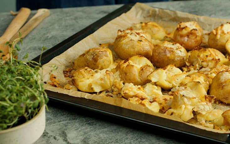 Smashed potatoes med brödsmul & timjan - Recept | Pågen